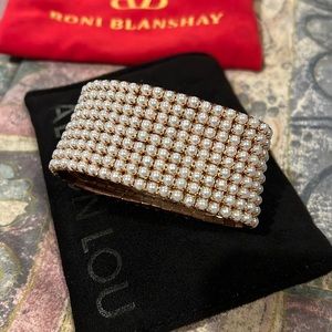 Stretchy pearl bracelet